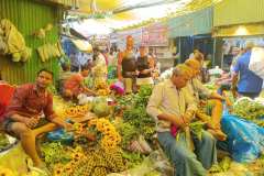 Full-Day-Customised-Kolkata-City-Tour-Guests-at-the-Flower-Market