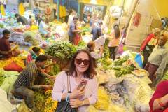 Full-Day-Customised-Kolkata-Tours-Guests-at-the-Flower-Market