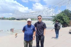Full-Day-Kolkata-City-Tours-Guest-are-in-front-of-the-Howrah-Bridge