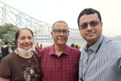 Full-Day-Kolkata-City-Tours-Guests-are-in-front-of-the-Howrah-Bridge
