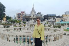 Full-Day-Kolkata-City-Tours-Guests-at-the-Jain-Temple