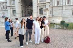 Full-Day-Kolkata-City-Tours-Guests-at-the-Victoria-Memorial